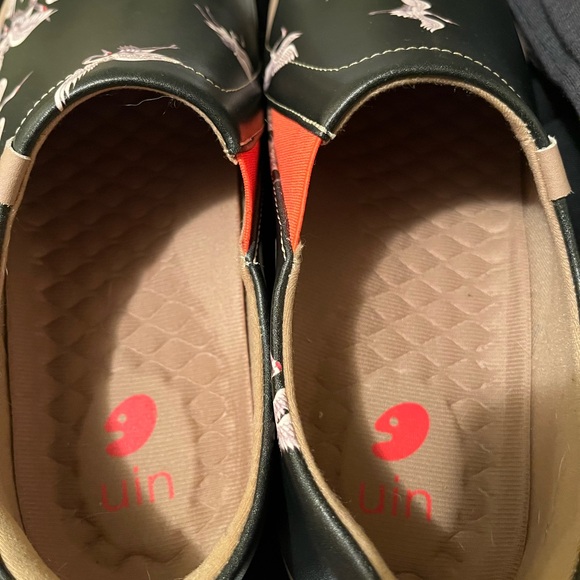 UIN Womens Black Slip-On Shoes with Crane Design - Picture 3 of 4